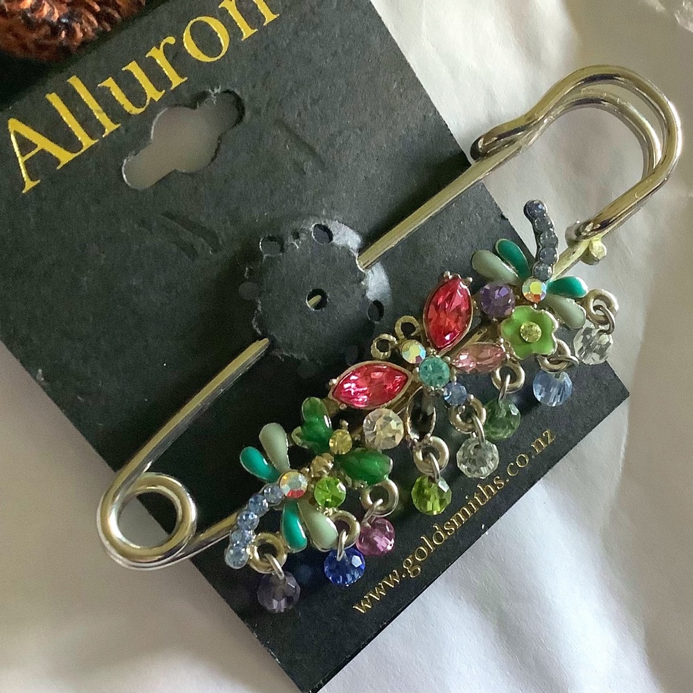 Fashion jewelry brooch enamel & crystal